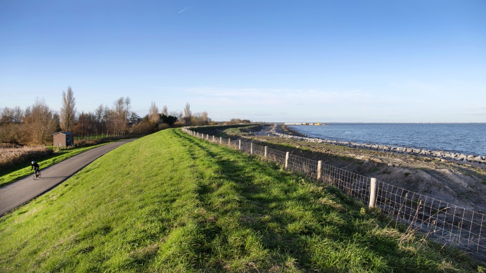 De versterking van de Markermeerdijken door het Hoogheemraadschap Hollands Noorderkwartier.
