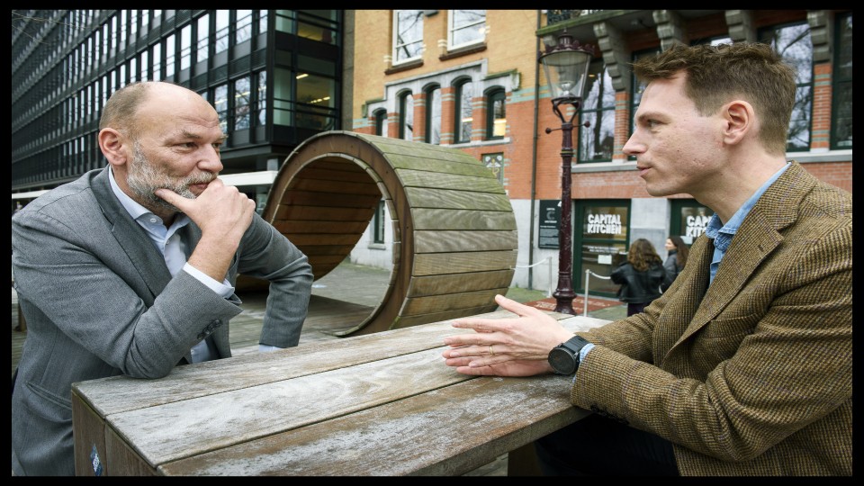 De Amsterdamse wethouder Rutger Groot Wassink (links) en de Rotterdamse wethouder Tim Versnel in debat. Foto: Sake Rijpkema