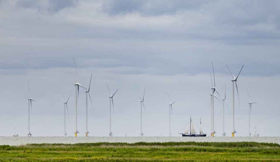 Windmolens op het IJsselmeer, te zien vanuit Friesland.