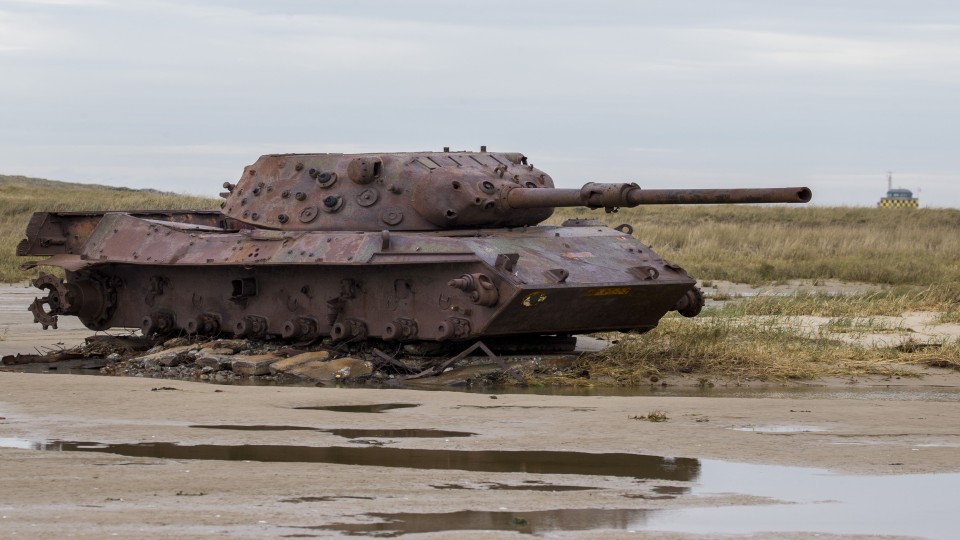 Een oude tank die op de Vliehors op Vlieland dienst doet als trainingsdoel voor jachtvliegen.