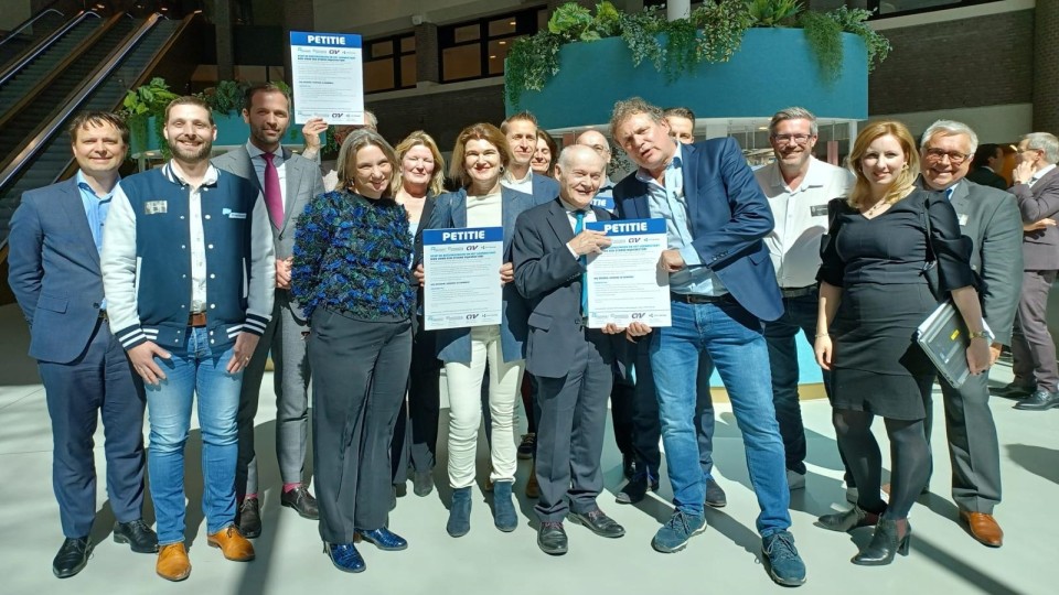 Foto aanbieden petitie loondictaat tweede kamer den haag