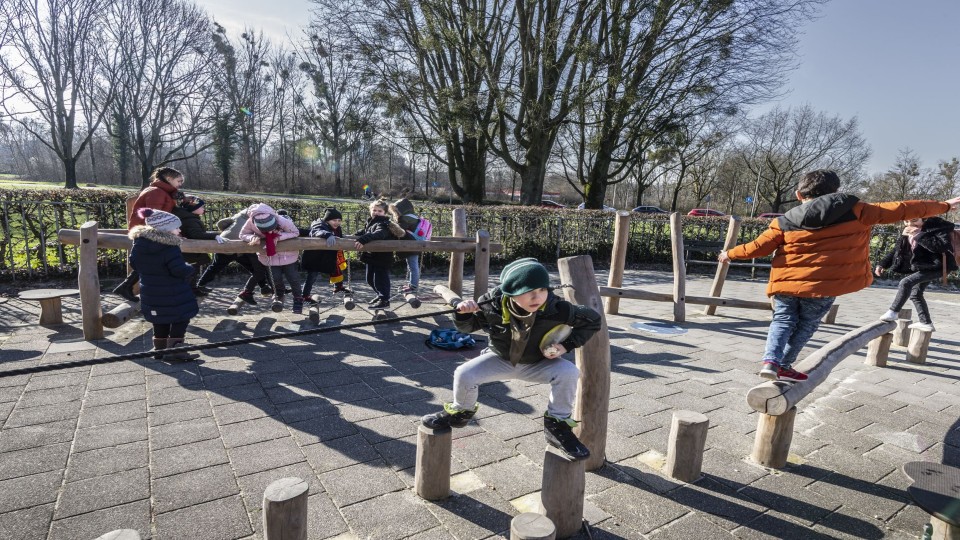 Kinderen spelen bij Taalschool de WereldDelen in Heerlen, een school voor asielzoekersleerlingen en nieuwkomers.