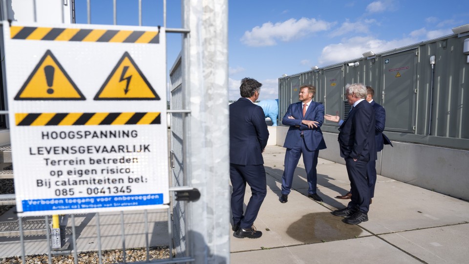 Koning Willem-Alexander bezocht woensdag een batterijenpark in Lelystad.