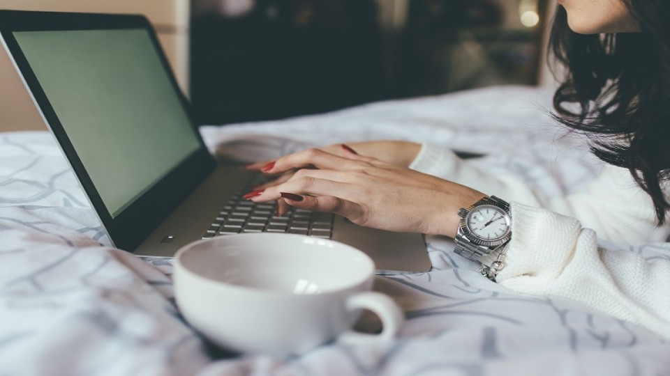thuiswerken-laptop-op-bed.jpg