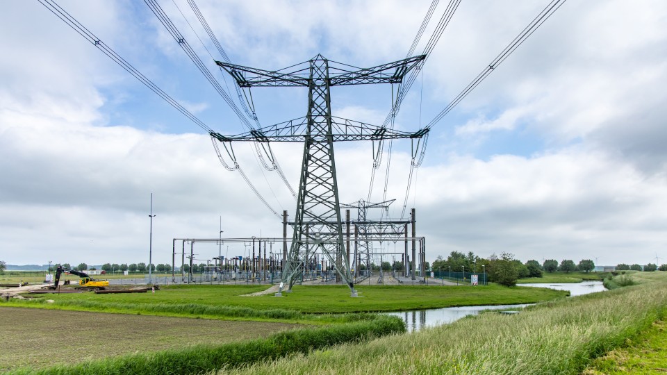 De komende twee jaar breidt TenneT het Zuid-Hollandse hoogspanningsstation Simonshaven uit met drie transformatoren.