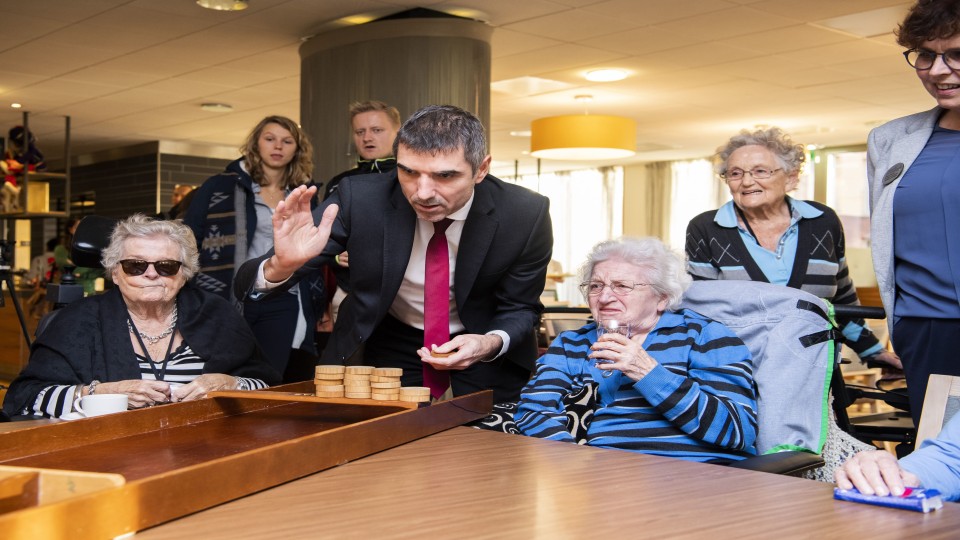 Voormalig VWS-staatssecretaris Paul Blokhuis (ChristenUnie) bezoekt een woonzorgcentrum waar leerlingen hun maatschappelijke diensttijd…