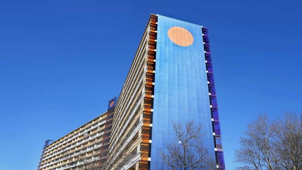 Zonnepanelen op de zijkant van een flat in Zaandam.