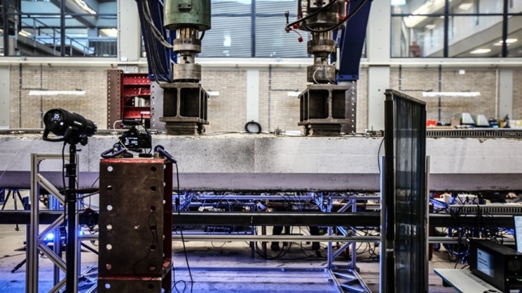 Een brugdek ligt op de proefbank bij de TU Delft
