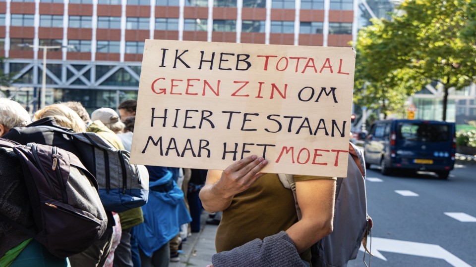Klimaatactiegroep Exctinction Rebellion demonstreert bij de A12 tegen fossiele subsidies die de overheid verstrekt.