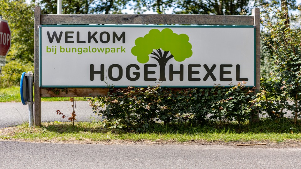 Bord Welkom bij bungalowpark Hoge Hexel
