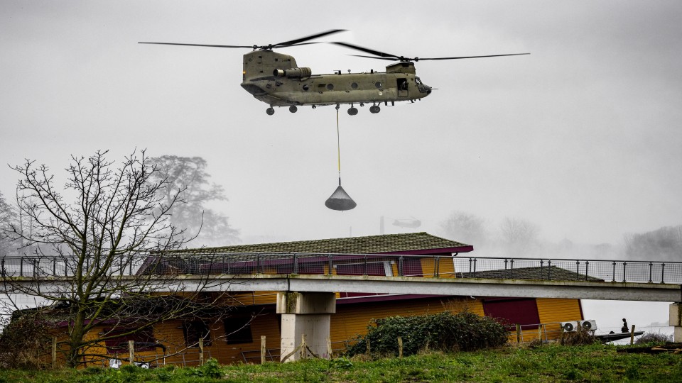 Defensie zet chinooks in bij herstelpoging Maastrichtse dam. Foto: Rob Engelaar (ANP)