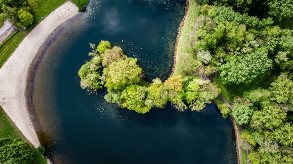 Een dronefoto van zwemplas Merwelanden bij Dordrecht. In deze zwemplas wordt het afgeraden te zwemmen vanwege de hoge hoeveelheid PFAS in…