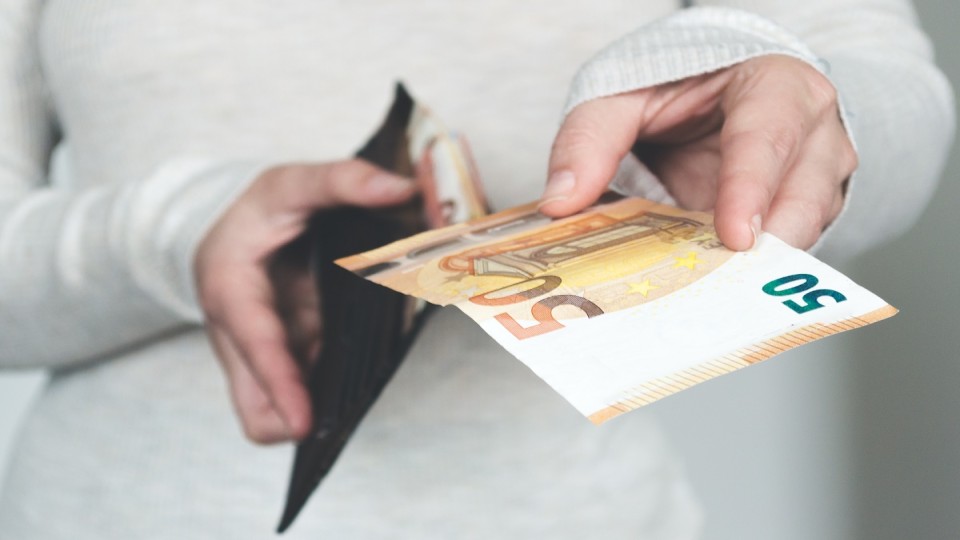 Uitkering-50-eurobiljet-uitgestoken-hand-Shutterstock.jpg