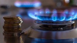 Vooruit struikelend van het gas af