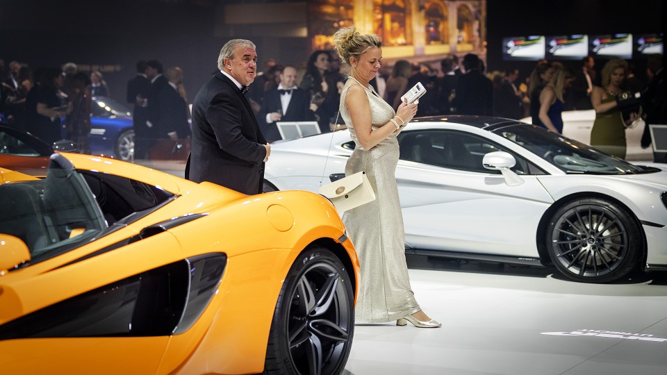 Bezoekers tijdens de zestiende editie van Masters of LXRY, een beurs die draait om luxe in de Amsterdam RAI. Foto: Robin van Lonkhuijsen…