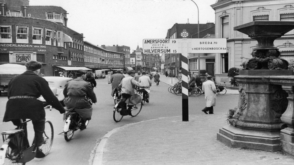 Fietsers in Utrecht, 1955