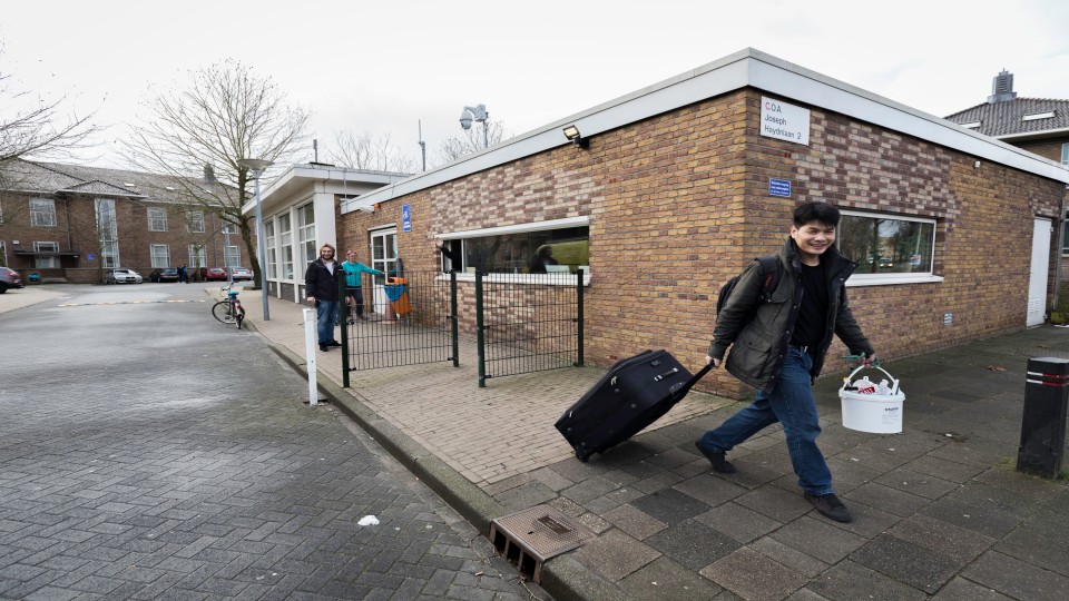 Azc in de Utrechtse wijk Oog in Al. Foto: COA / Inge van Mill