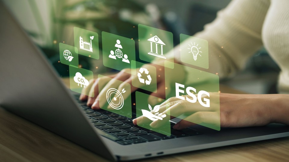 Laptop met symbolen voor duurzaamheid en ESG-doelen