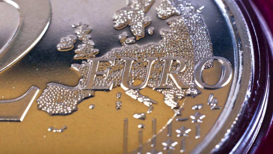 Close up van euromunt met kaart europa