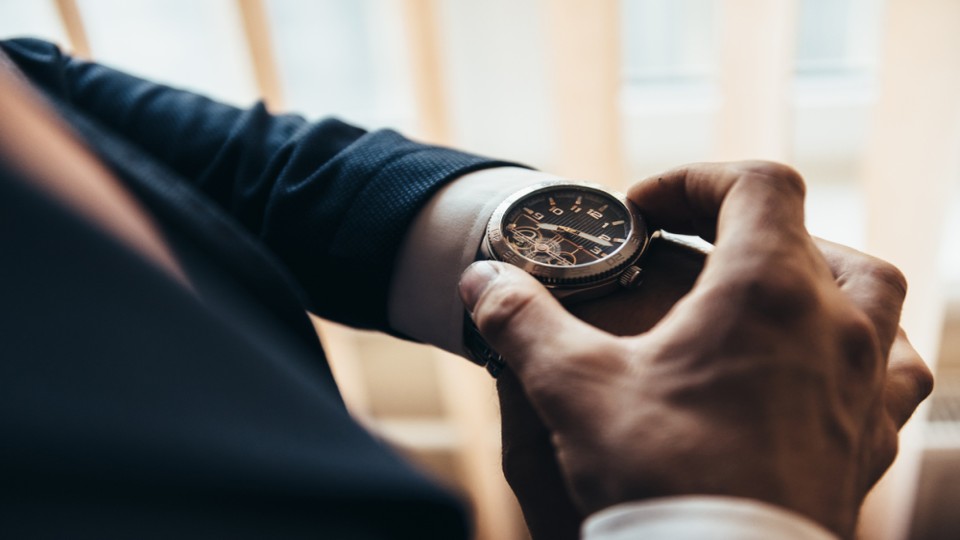 Man kijkt op horloge