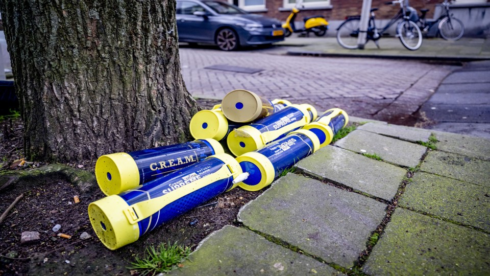 Door handhavers opgeruimde lachgascilinders in Rotterdam.