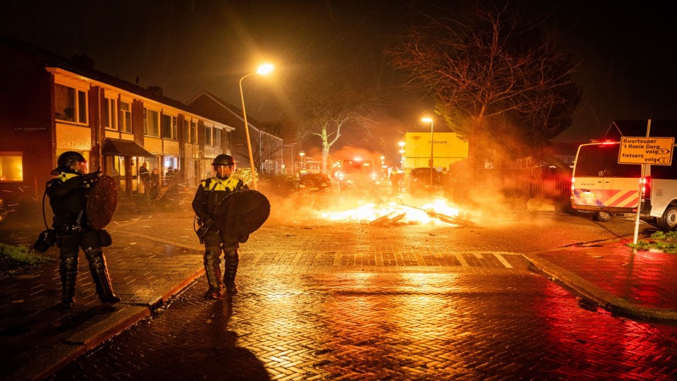 De Mobiele Eenheid in actie tijdens Oud en Nieuw in het Rooie Dorp in Alphen aan den Rijn.