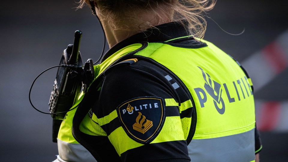 Politieagent met portofoon