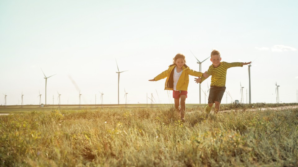 Kinderen spelen bij windmolens