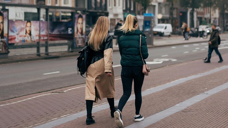 Hoe zorg je ervoor dat meer mensen hulp zoeken bij schulden?