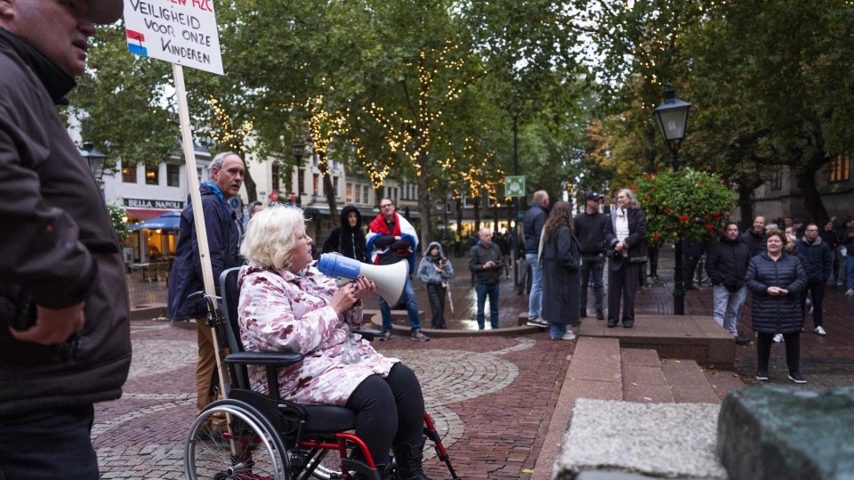 Demonstranten voeren actie tegen de opvang van asielzoekers in Zwolle