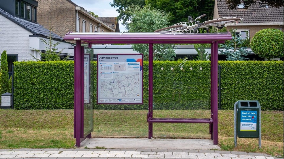 Een bushokje in het Noord-Brabantse Drunen met een fiets op het dak.