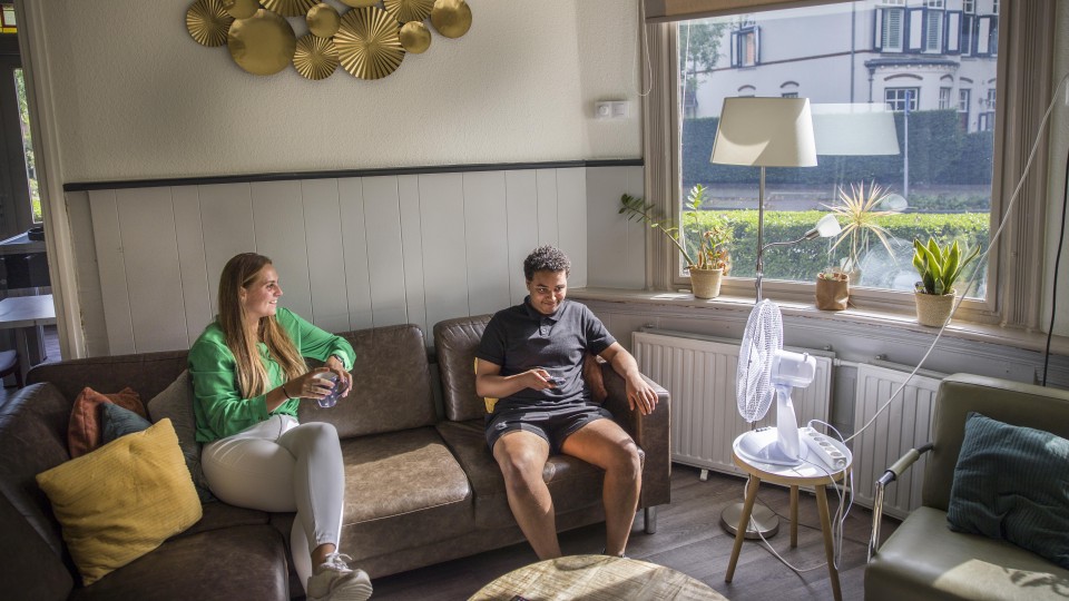 Anne Lotte Planken met bewoner Noah in het Perspectiefhuis