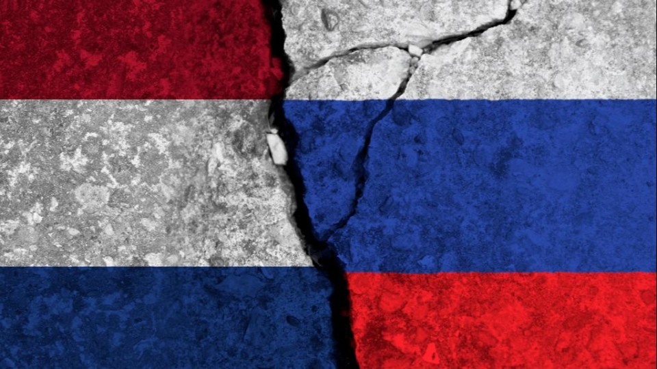 botsende vlaggen van Nederland en Rusland