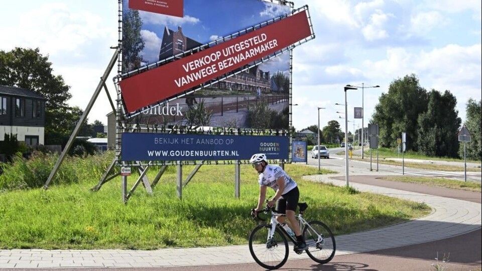 Een bord waarop staat 'verkoop uitgesteld vanwege bezwaarmaker'
