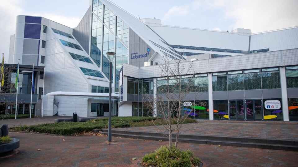 Het exterieur van het stadhuis van Lelystad 
