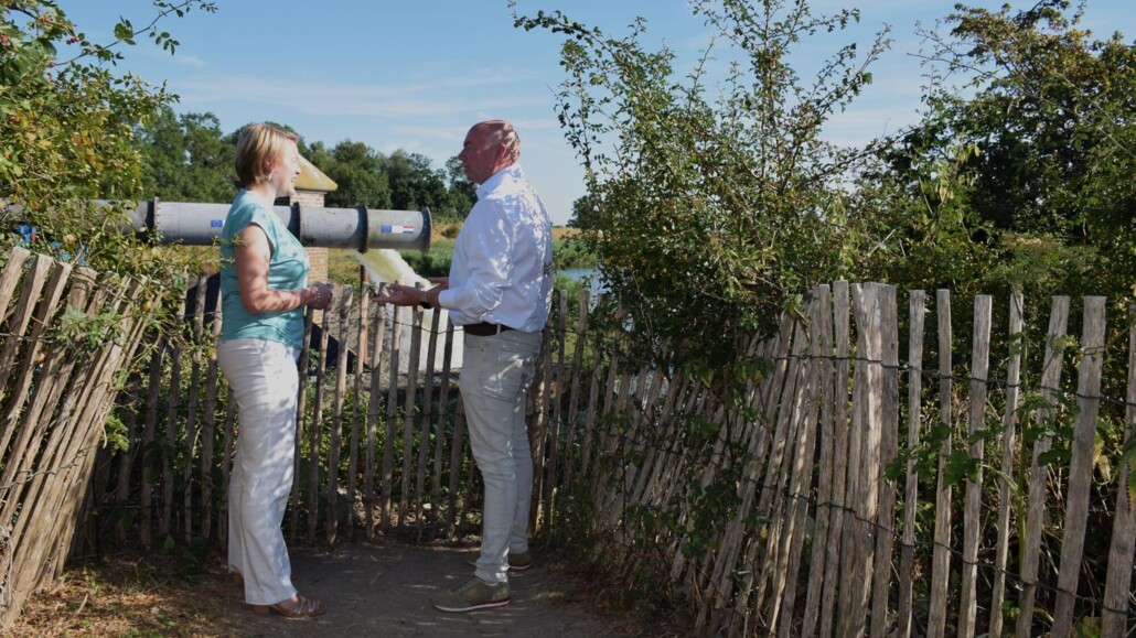Loco-dijkgraaf Sander Mager en senior adviseur waterplannen van waterschap Amstel, Gooi en Vecht bij de noodpomp