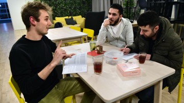 RvS: boete en terugbetaling lening inburgering onterecht