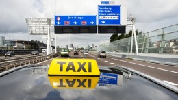 Faber snoeit in taxiritten voor asielzoekers