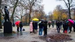 De ambtenaar gaat de straat op 