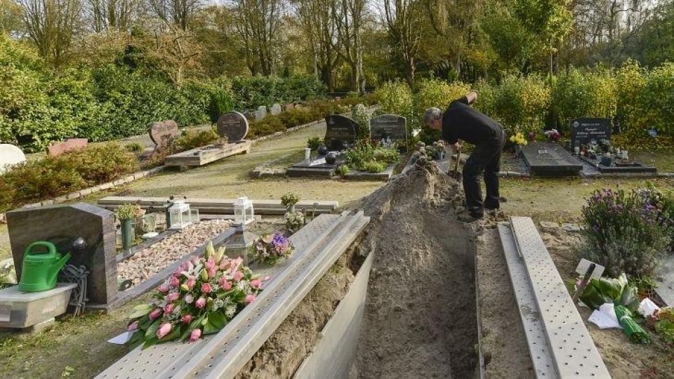 Een grafdelver aan het werk