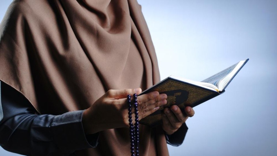 Vrouw leest Koran