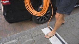 Wat gemeenten moeten met laadkabels op de stoep