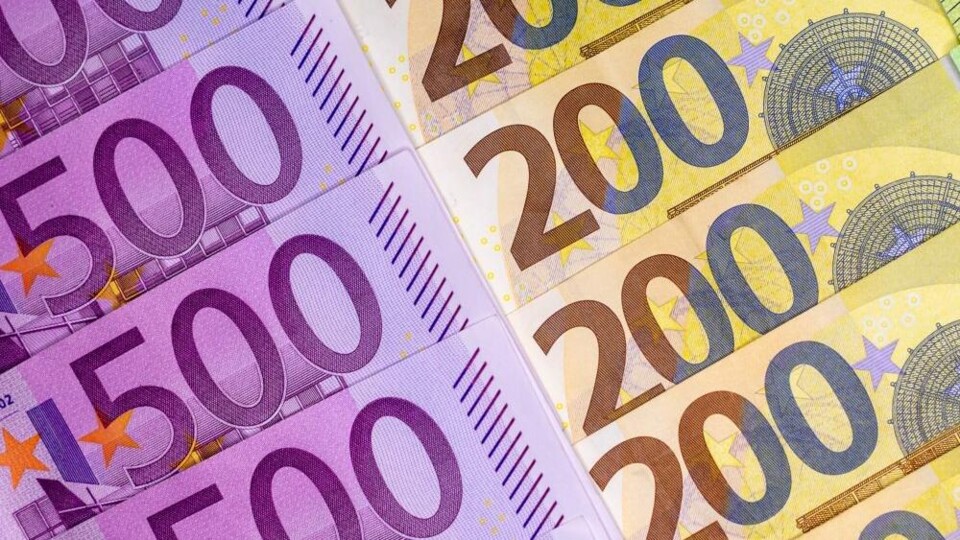Briefjes van 500 en 200 euro