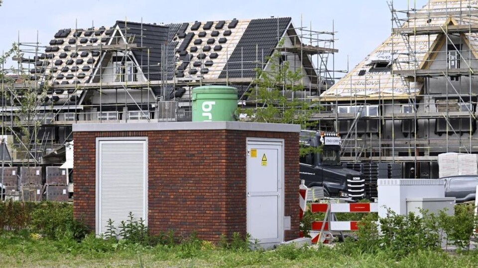 een tranformatorhuisje bij een nieuwbouwwijk.
