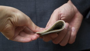 Rotterdam slaat hard terug naar zorgfraudeurs