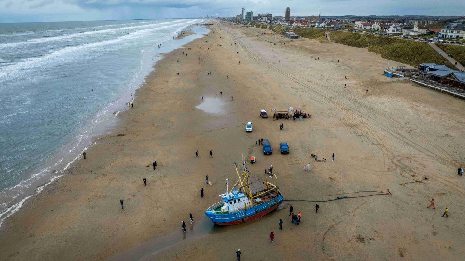 Gestrande garnalenkotter bij Zandvoort