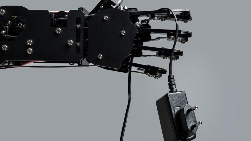 robothand houdt adapter vast