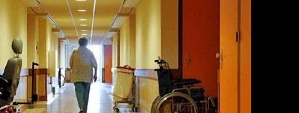 Een vrouw loopt door de gang van een zorginstelling