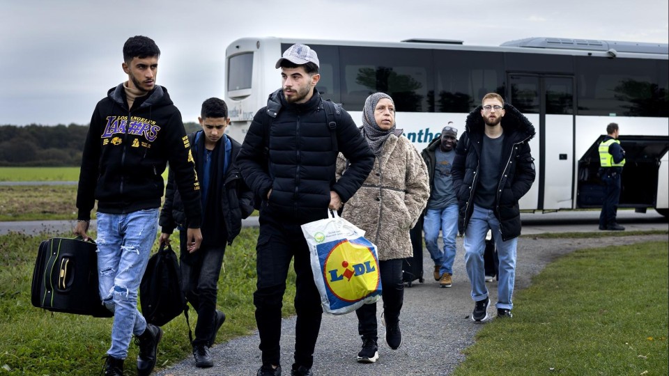 Asielzoekers komen aan bij het aanmeldcentrum in Ter Apel