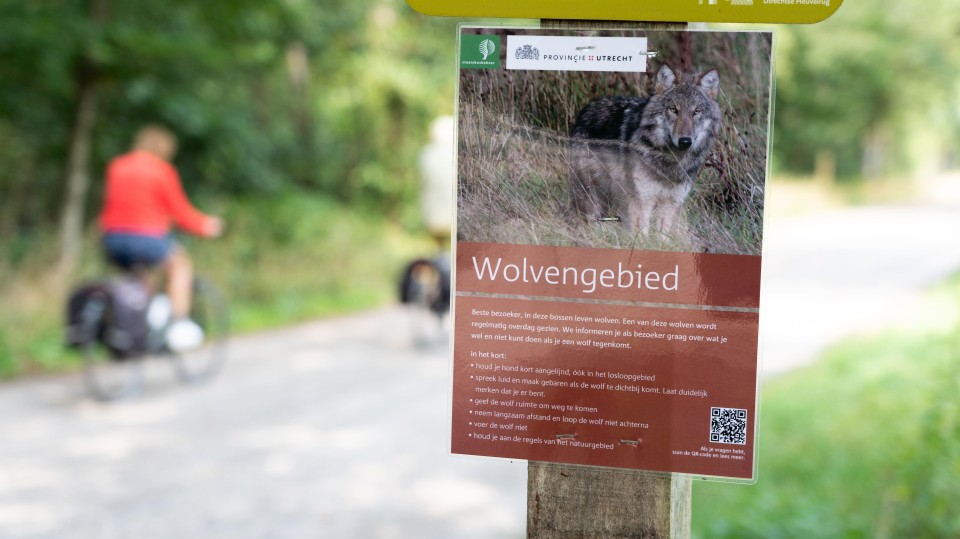 Waarschuwingsbordjes deze zomer voor de ingang van een bos in Austerlitz, in de provincie Utrecht.